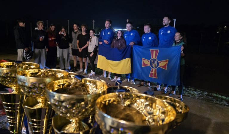 Kai Prūdelyje šviesos nėr, kamuolį randa drąsiausi: „Tinklinyje tamsoje“ triumfavo „Charkivas“